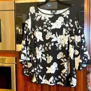 New without tags MSK woman 1X floral blouse with 3/4 bell sleeves